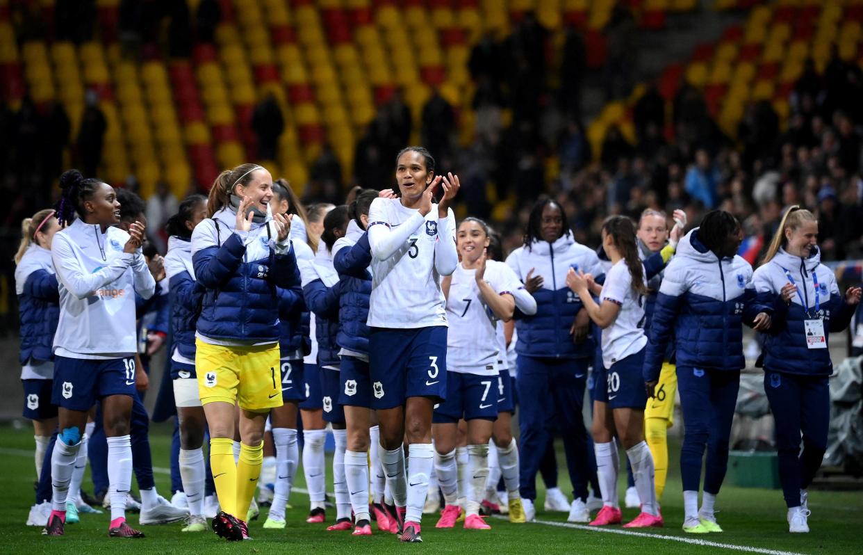 À moins de deux mois du coup d’envoi de la Coupe du monde féminine de football en Australie et en Nouvelle Zélande, Laurent-Éric Le Lay, directeur des sports de France Télévisions, assure que le groupe public ne sera pas acquéreur des droits de diffusion de la compétition (illustration : les Bleues après un match amical contre le Canada en avril 2023 au Mans). 