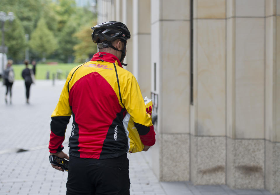 Ein Paketzusteller hat in Kronshagen wahrscheinlich einen Brand verhindert. (Symbolbild: Getty Images)