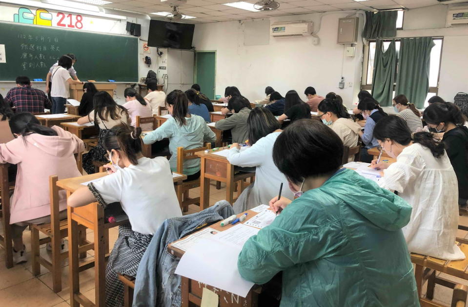 112學年度新北市高中教師聯合甄選初試今 (7)日登場，圖為考生應試實況。   圖：新北市教育局提供