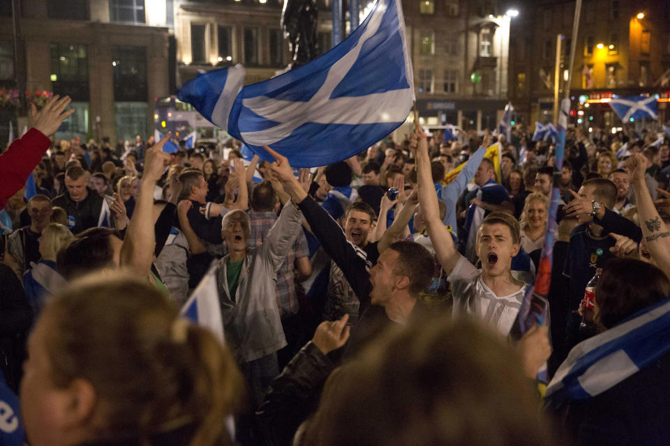 Partidarios de la independencia de Escocia esperan los resultados antes del referéndum de 2014. (AP Photo/Matt Dunham, File)