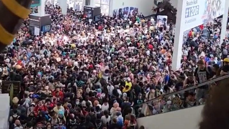 Une Capture D'Écran Montre Une Foule De Visiteurs Entassés Dans Le Hall De L'Anime Expo 2023.