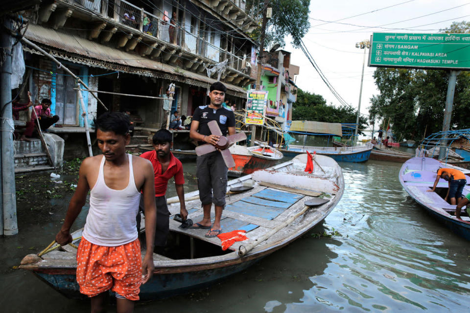 <p>Flood affected move to safer places, in Allahabad, India, Thursday, Aug. 25, 2016. (AP Photo/Rajesh Kumar Singh)</p>