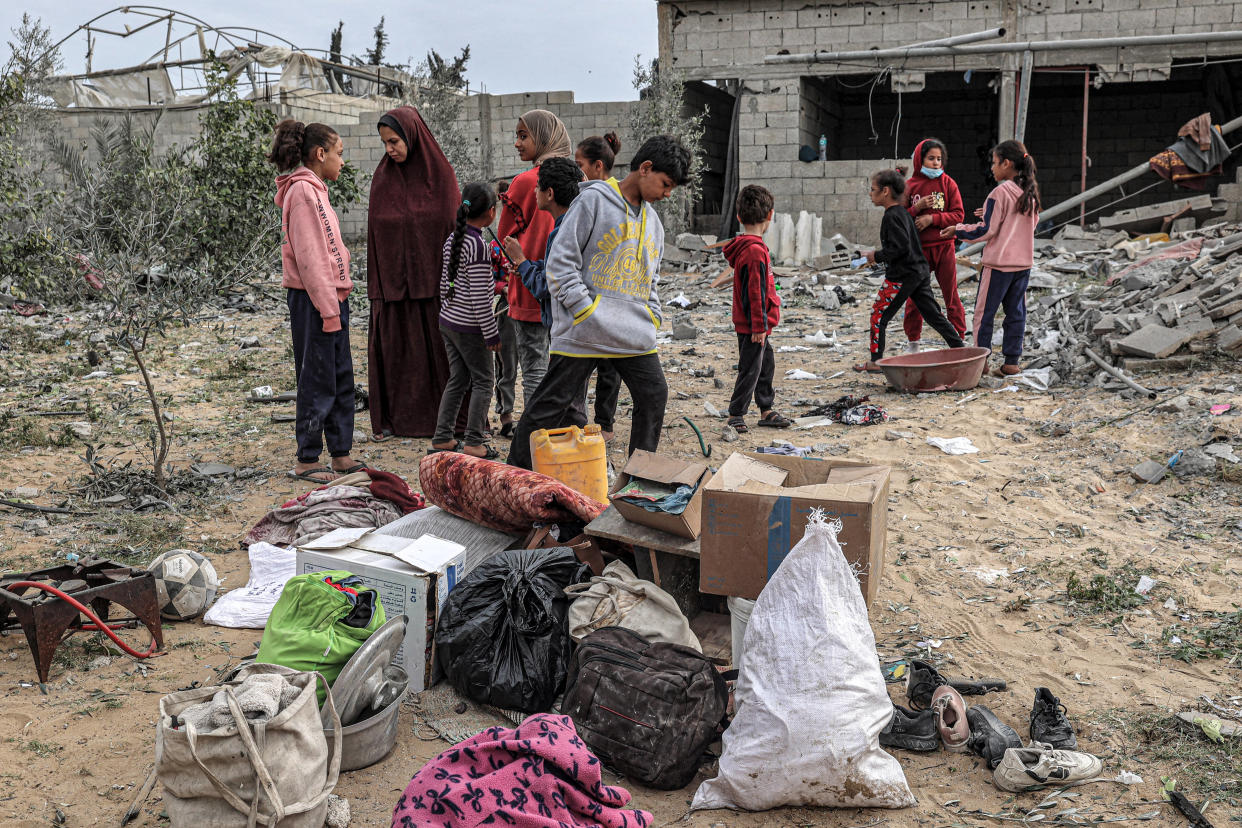 Guerre Israël-Hamas : cette citation rapportée par l’Unicef résume le désespoir de certains jeunes Gazaouis (Photo de femmes et d’enfantas gazaouis à Rafah le 26 mars 2024) 