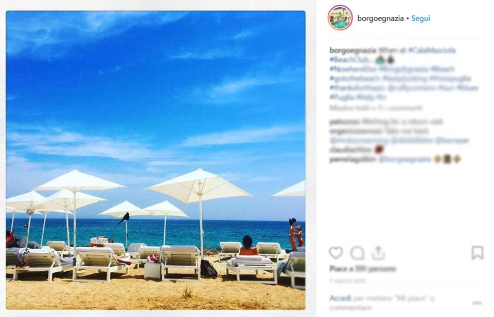 La classifica Codacons delle spiagge più lussuose d'Italia parte con il favoloso borgo che sorge nei pressi di Fasano, in Puglia. Qui una "cabana" costa 120 euro al giorno (con servizio in spiaggia di acqua no-stop e frutta).