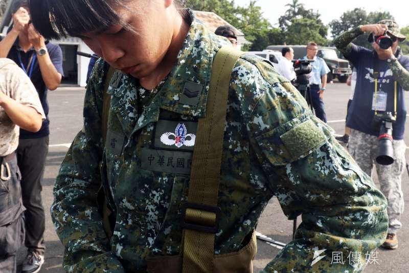 20190919-傘兵除了透過累積跳傘次數，讓自己傘徽上的梅花，從1朵變2朵、2朵變3朵，或是接受俗稱「鐵漢傘」的特種地形傘訓，完訓者具備山地、水域、林間空降能力，配戴鐵漢傘徽於左胸口。（蘇仲泓攝）