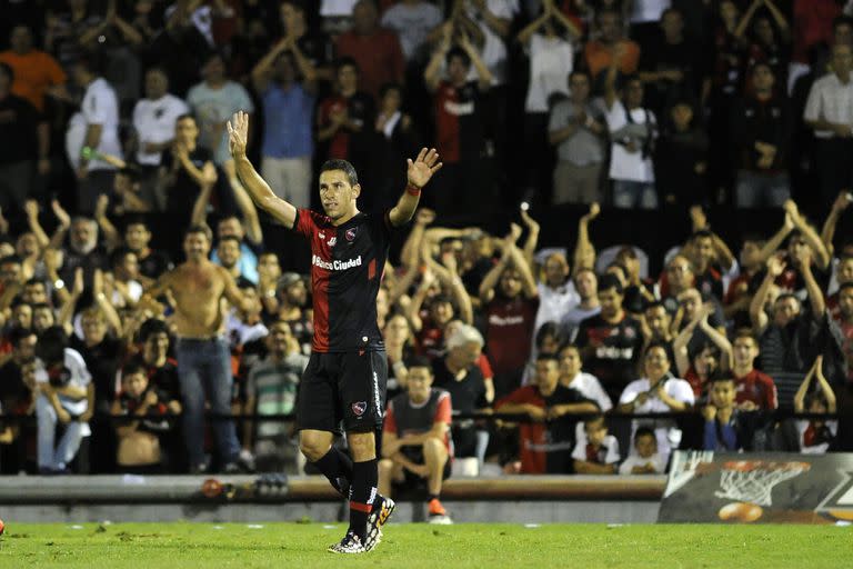 Maxi Rodríguez se despide definitivamente de su gente, en un partido homenaje en el estadio Marcelo Bielsa