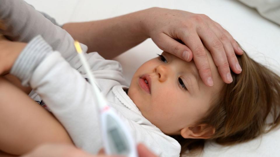 Sind Kinder krank, können Eltern Krankengeld bekommen. Das ist grundsätzlich steuerfrei.