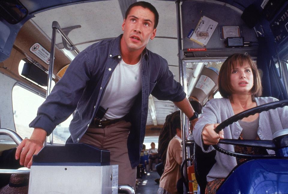 基努李維（左）和珊卓布拉克主演的《捍衛戰警》讓觀眾一路繃緊神經。（國影中心提供© 1994 Twentieth Century Fox Film Corporation）