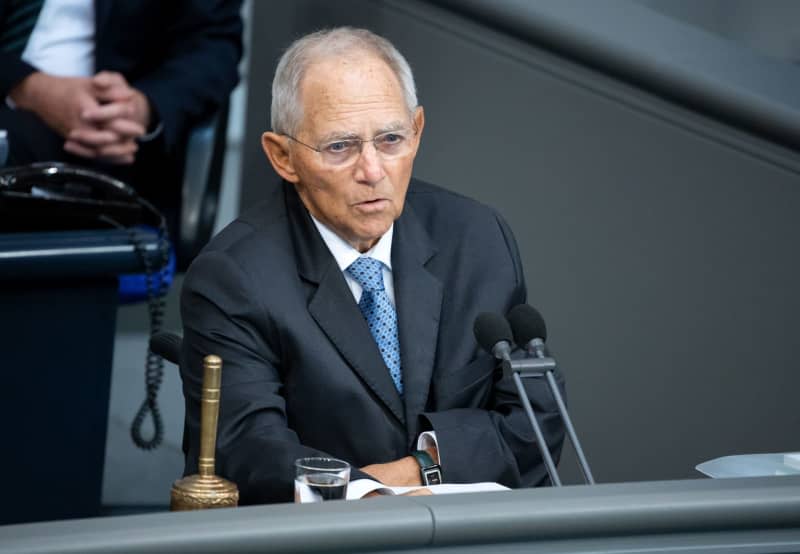 Former Bundestag President Wolfgang Schaeuble opens the plenary session in the German Bundestag with a memorial to SPD politician Hans-Jochen Vogel, who died in July 2020. Bernd von Jutrczenka/dpa