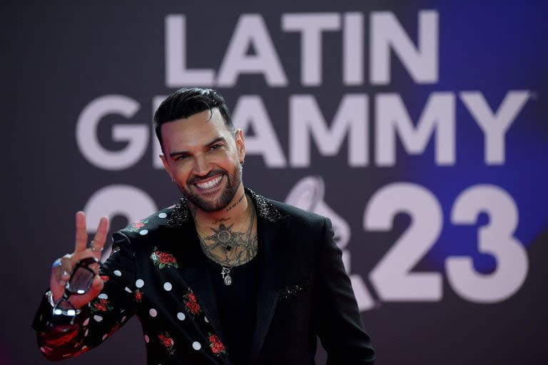 El cantante venelozano Luis Fernando Borjas llega a la flamante ceremonia de los Grammy Latinos