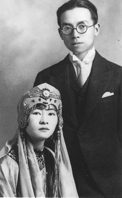 1925年林徽因與梁思成結婚照。林身上所穿風格強烈的鳳袍霞冠都是她親手設計。（圖／左岸出版提供）