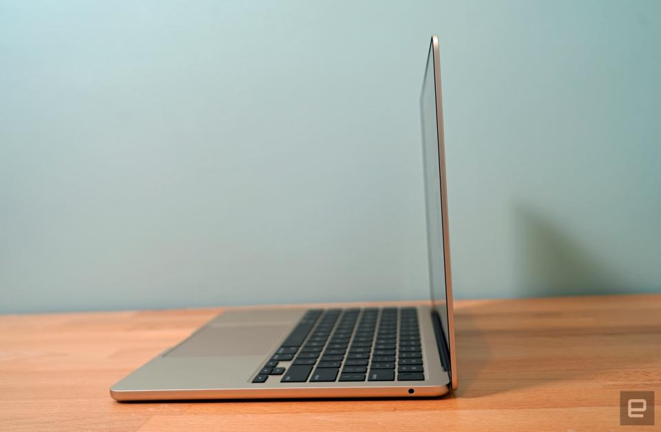 <p>MacBook Air (M2, 2022) side profile</p>
