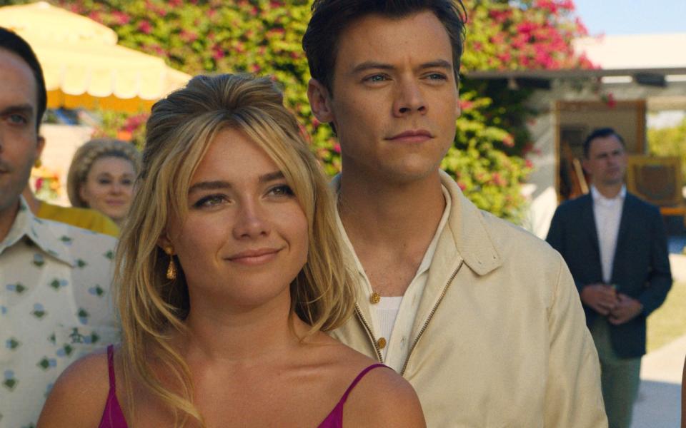 Alice (Florence Pugh) und Jack (Harry Styles) sind neu in Victory Town. Auf den ersten Blick sieht hier alles ganz hübsch aus, auf den zweiten eher nicht. (Bild: 2022 Warner Bros. Entertainment)