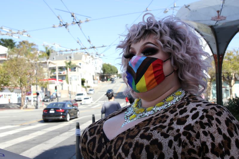 La embajadora drag de "Drag Out the Vote", "Kylie Minono", espera cruzar la calle antes de un espectáculo de mediodía al aire libre en San Francisco, California, EEUU