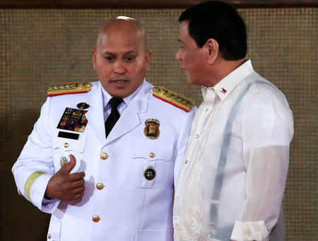 Philippine President Rodrigo Duterte (R) talks to Philippine National Police (PNP) chief Ronald Dela Rosa during the oath-taking of the newly promoted officials of the PNP at the Malacanang presidential palace in metro Manila, Philippines January 19, 2017. REUTERS/Romeo Ranoco