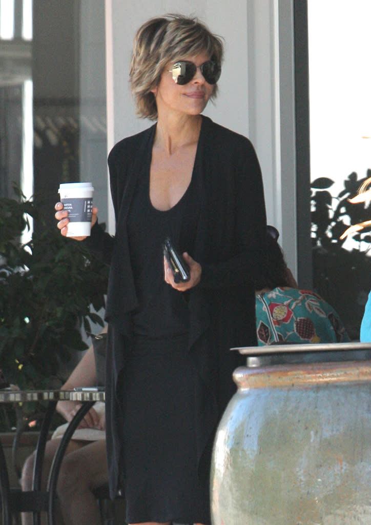 <p>The actress’s mirrored sunglasses couldn’t hide the fact she was happy to have her cup of coffee. (Photo: AKM-GSI) </p>