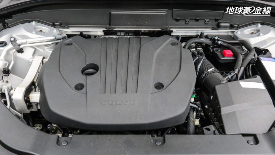 B4動力由2.0升渦輪增壓引擎搭配MHE輕油電複合動力，具有197匹馬力輸出。(攝影/ 陳奕宏)