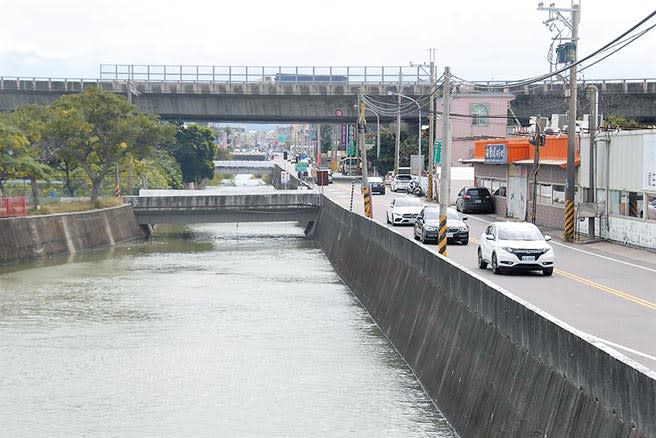 苗栗縣竹南龍鳳漁港聯外道路路幅狹小，縣政府將拓寬成4線道道路。（本報資料照片）