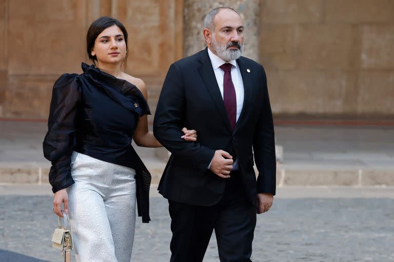 El primer ministro armenio Nikol Pashinyan, y su hija Mariam Pashinyan llegan a la cumbre de Granada, España (Photo by Ludovic MARIN / AFP)