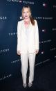 <p>Dakota Johnson avait opté pour deux nuances de blanc et un collier rouge pour assister à l'inauguration du West Coast Flagship de Tommy Hilfiger, le 13 février 2013 à West Hollywood, Californie. <i>(Photo : Michael Tran/FilmMagic)</i></p>