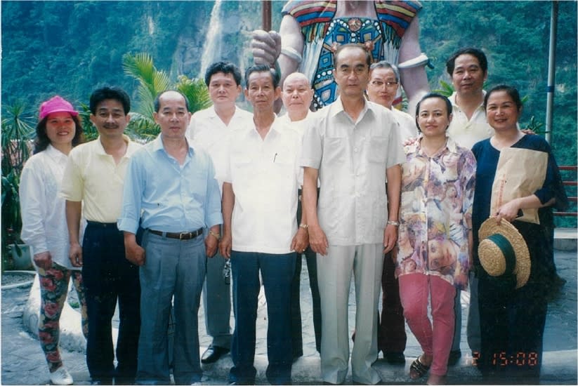 《圖說》民國70年代時任立法委員的謝深山前來訪察，與當地的相關人員與照片提供者高秋梅(右二)，一同在山胞觀光公司二樓拍照區的雕像前留下合照。(原民局提供)