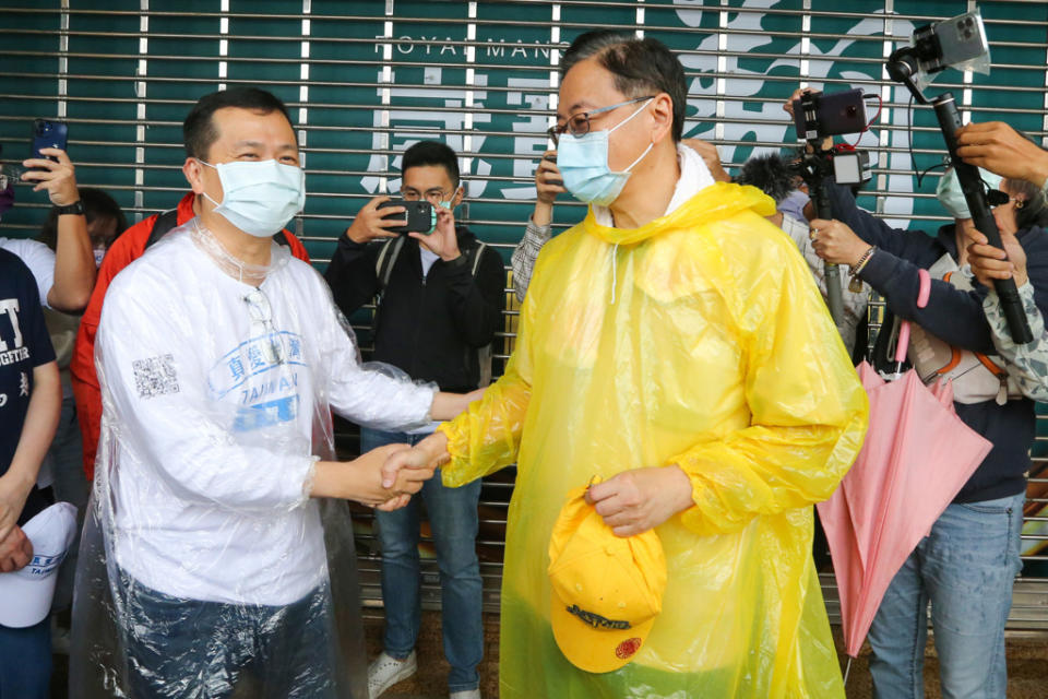 國民黨台北市前議員羅智強(左)表示，不打算接任何團隊的競選職務。右為國民黨桃園市長參選人張善政。（資料照／陳麒全攝）