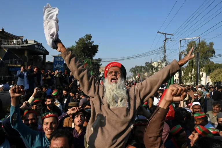 Supporters of Pakistan Tehreek-e-Insaf (PTI) protest outside a temporary election commission office in Peshawar. PTI leaders claim they would have won even more seats if not for vote rigging (Abdul MAJEED)