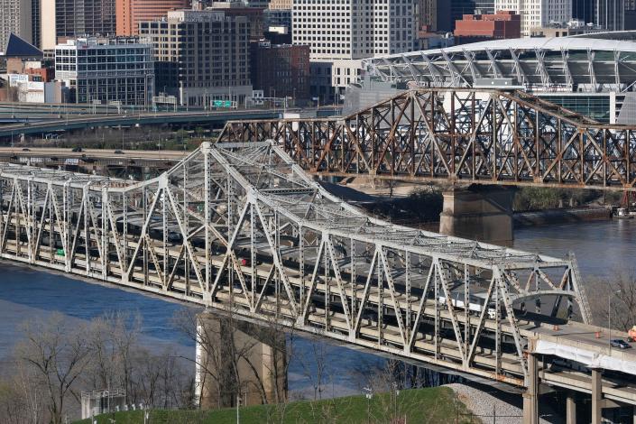پل برنت اسپنس روی رودخانه اوهایو در مرز اوهایو-کنتاکی در سینسیناتی، اوهایو در 2 آوریل 2021 می‌گذرد. ​​این پل که کاوینگتون را از طریق خطوط بین ایالتی 71 و 75 به سینسیناتی متصل می‌کند، 