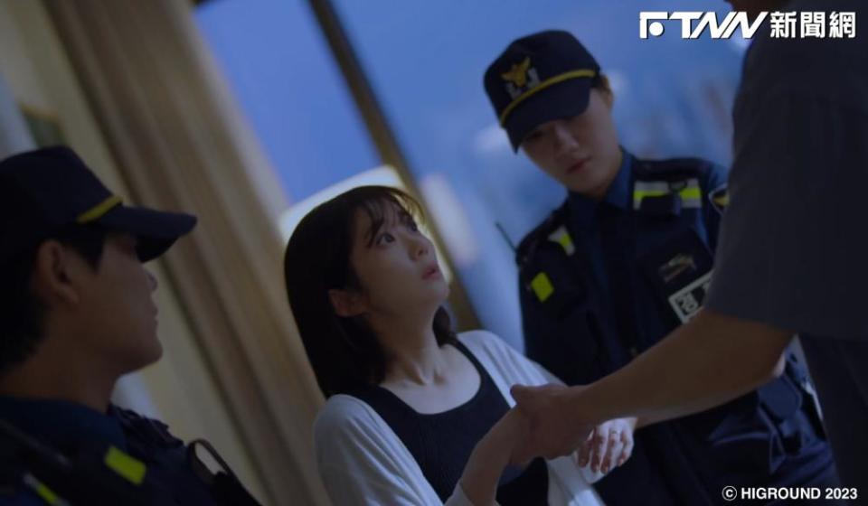 才媛（張娜拉飾）在劇中一覺醒來，警察卻登門抓人。（圖／Hami Video提供）