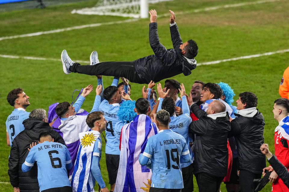 El técnico de Uruguay Marcelo Broli, arriba, es lanzado al aire por sus jugadores tras vencer a Italia en la final del Mundial Sub20 en el estadio Diego Maradona de La Plata, Argentina, domingo 11 junio, 2023. (AP Foto/Natacha Pisarenko)