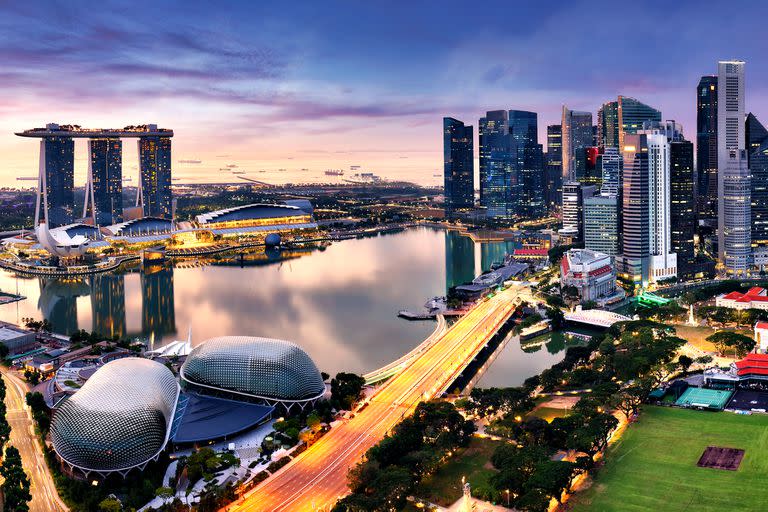 Panorama del horizonte de la ciudad de Singapur al amanecer, en la Marina Bay