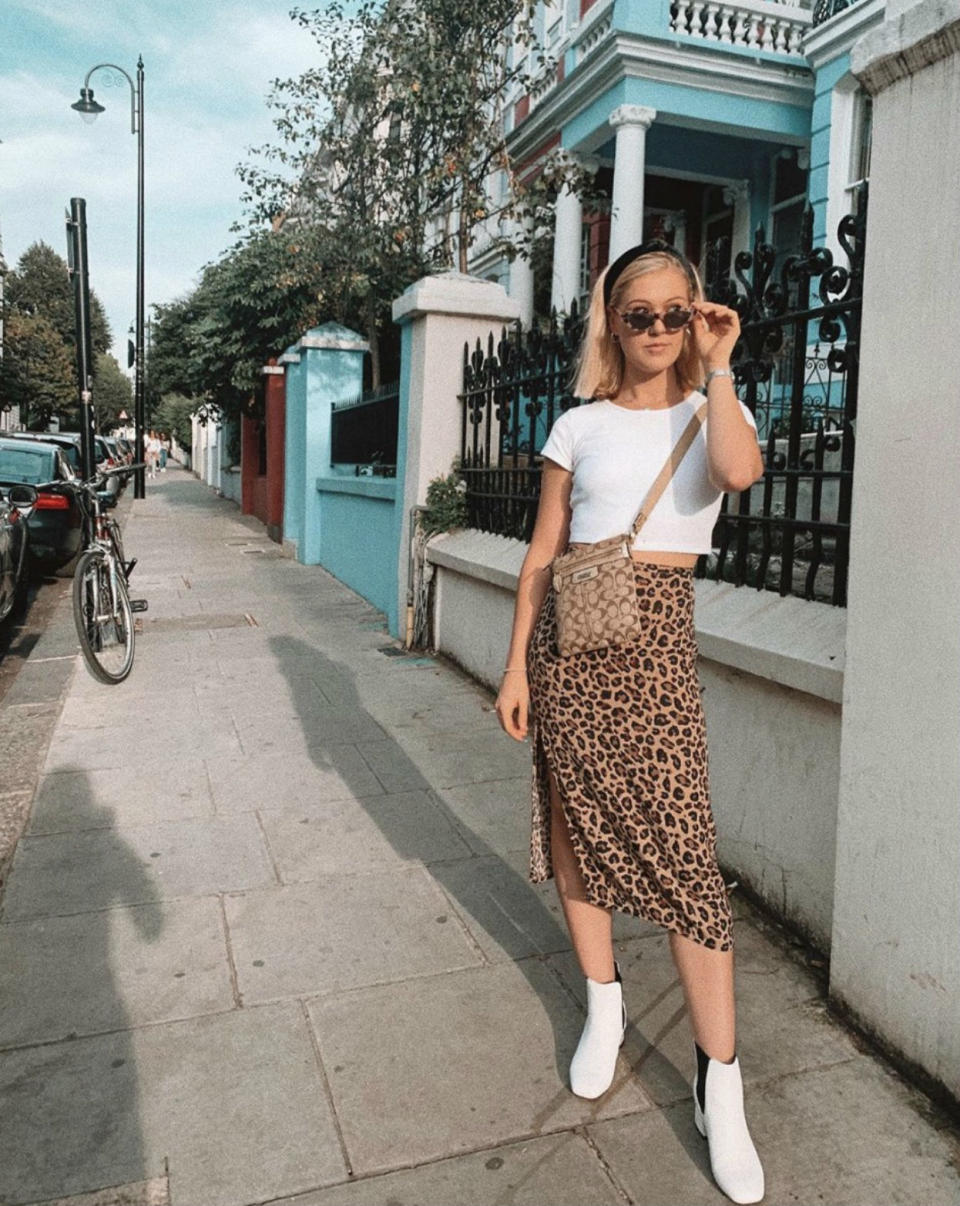 Ciara O’Brien combinó sus botines con una de las prendas de la temporada, <a href="https://es.vida-estilo.yahoo.com/la-falda-midi-de-leopardo-enamora-en-instagram-asi-la-puedes-combinar-135142716.html" data-ylk="slk:la falda midi con estampado de leopardo;elm:context_link;itc:0;sec:content-canvas;outcm:mb_qualified_link;_E:mb_qualified_link;ct:story;" class="link  yahoo-link">la falda midi con estampado de leopardo</a>. ¡Nos encanta! (Foto: Instagram / <a href="https://www.instagram.com/p/B2cIak8HtyC/" rel="nofollow noopener" target="_blank" data-ylk="slk:@ciaraa.ob;elm:context_link;itc:0;sec:content-canvas" class="link ">@ciaraa.ob</a>)