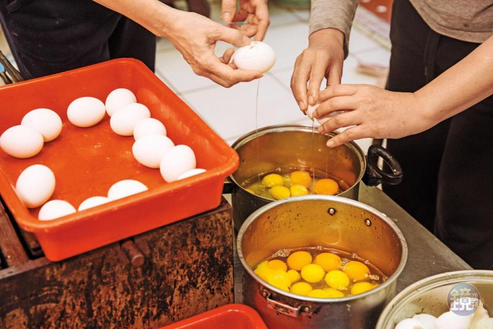 煎餅香脆祕訣是粉漿調入一定比例的雞蛋與鴨蛋。