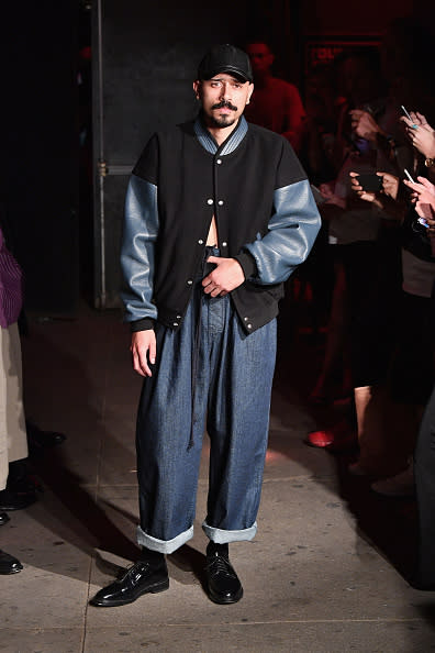 <p>La firma Willy Chavarria propone para ellos, pantalones holgados, de tiro alto, que llegan hasta el talón. Un modelo súper <em>trendy</em> y audaz para los caballeros. <em>Foto: Dia Dipasupil/Getty Images</em> </p>