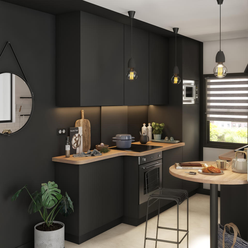 <p>Noir, c’est noir. Même en cuisine, il devient un classique. Si l’on opte pour une<a href="https://www.elle.fr/Deco/Pieces/Cuisine/cuisine-decoration-noire" rel="nofollow noopener" target="_blank" data-ylk="slk:cuisine à la décoration noire;elm:context_link;itc:0;sec:content-canvas" class="link "> cuisine à la décoration noire</a> en total look, on peut apporter un peu de clarté en ajoutant du bois pour encore pus d’élégance.</p><br>