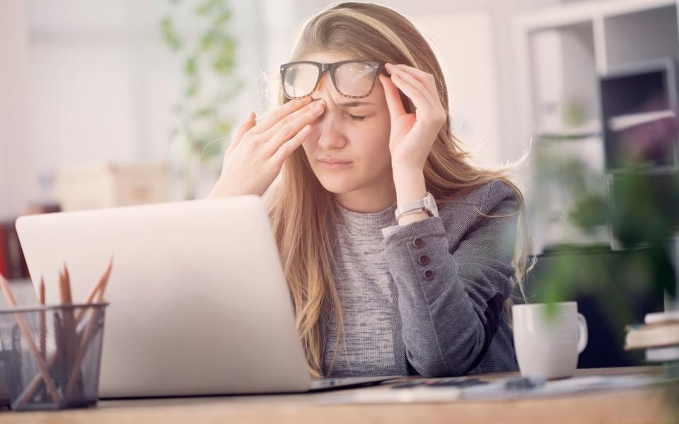 <p>Kopfschmerzen können unterschiedliche Ursachen haben. Wenn es sich um Spannungskopfschmerzen handelt, können vor allem frische Luft und Bewegung helfen. Bei von Stress ausgelösten Schmerzen hilft Entspannung. Im Einzelnen können folgende Hausmittel Abhilfe schaffen ... (Bild: iStock / seb_ra)</p> 