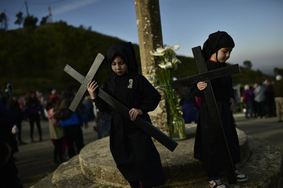 Dos niños cargan cruces mientras participan en una peregrinación de penitentes católicos de la Virgen de Ujue, desde Tafalla y otros pueblos hasta el pequeño pueblo de Ujue, en el norte de España, el domingo 1 de mayo de 2022. La peregrinación de 25 km (16 millas) fue cancelada durante dos años debido a la pandemia de COVID-19. (AP Foto/Álvaro Barrientos)