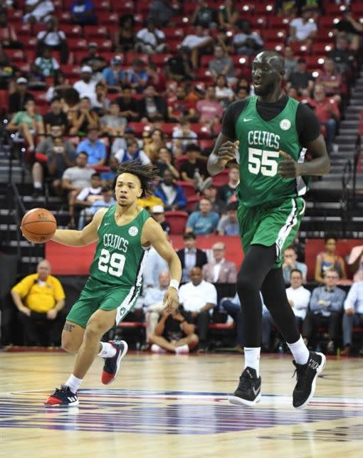 Carsen Edwards在隊友Tacko Fall旁邊就像「哈比人」。（圖／翻攝自推特）