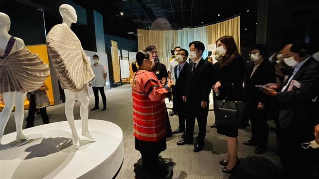 南科考古館展出「第一浪潮：當代澳洲與台灣原住民時裝藝術展」，副總統賴清德（右四）27日受澳洲駐台辦事處邀請觀展。（台南市政府提供／張毓翎台南傳真）