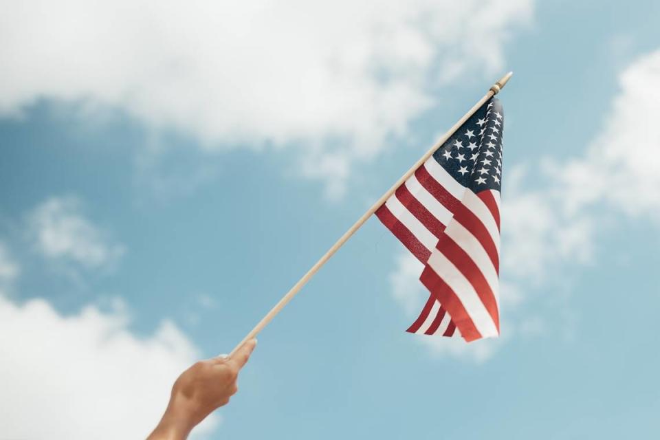 Para ser elegible a la naturalización estadounidense necesitas cumplir con los requisitos de “residencia continua” y “presencia física”.