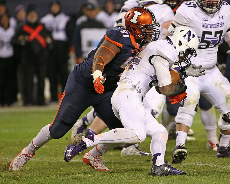 CHICAGO, IL - NOVEMBER 28: Dawuane Smoot #91 of the Illinois Fighting Illini moves to tackle Justin Jackson #21 of the Northwestern Wildcats at Soldier Field on November 28, 2015 in Chicago, Illinois. Northwestern defeated Illinois 24-14. (Photo by Jonathan Daniel/Getty Images)