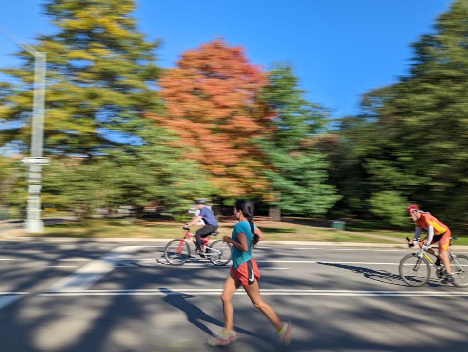 <p>Pixel 6 camera sample showing a jogger and two cyclists in focus with the park in the background blurred.</p>
