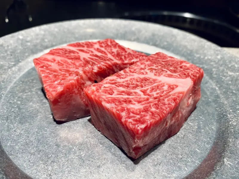 ▲有別於「燒肉中山」供應多元華麗套餐，「板前中山」專注在和牛的肉質表現與口感。（圖／記者蕭涵云攝）