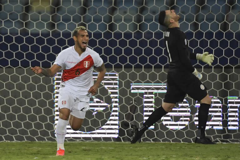 Miguel Trauco celebra luego de anotar el penal decisivo: Perú venció a Paraguay por 4-3 en la definición de penales, luego de haber igualado 3-3 en los 90 minutos en Goiania.