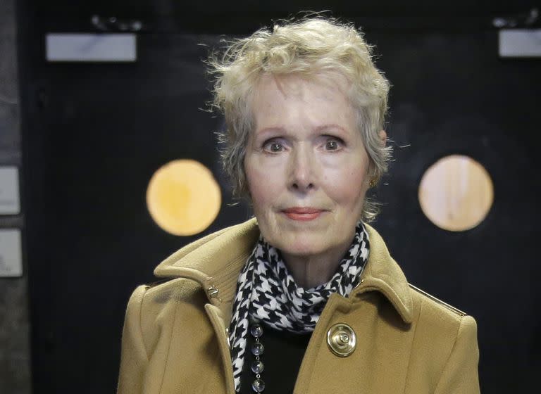 En esta imagen del 4 de marzo de 2020, E. Jean Carroll llega a un tribunal de Nueva York. Carroll alega que el expresidente estadounidense Donald Trump la violó en un probador de una tienda departamental a mediados de la década de 1990. (AP Foto/Seth Wenig, archivo)