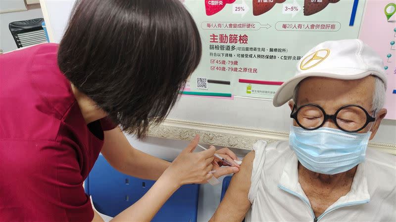 兒子陳嘉成昨帶脫線爸在台東打疫苗。（圖／翻攝臉書）