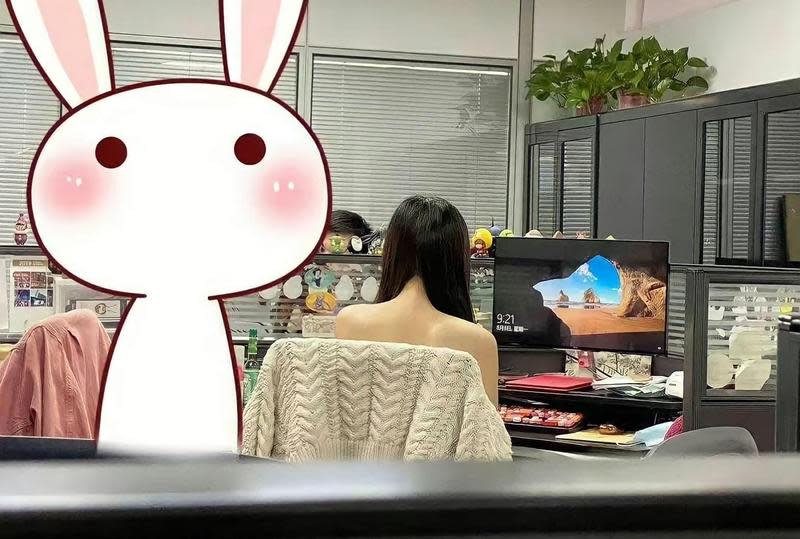 網友抱怨女同事的背影害他無法專心上班。（翻攝自臉書「爆廢公社公開版」）