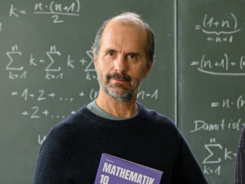 Christoph Maria Herbst spielt in "Lehrer kann jeder!" den Mathematiker Richard Glossat, der zum Lehrer wird. (Bild: ZDF / Marc Meyerbroeker)