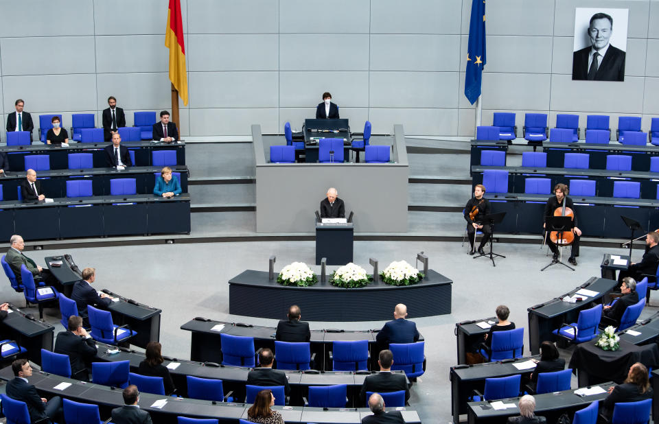 Bundestagspräsident Wolfgang Schäuble spricht bei der Trauerfeier für Thomas Oppermann im Bundestag (Bild: Bernd von Jutrczenka/dpa)