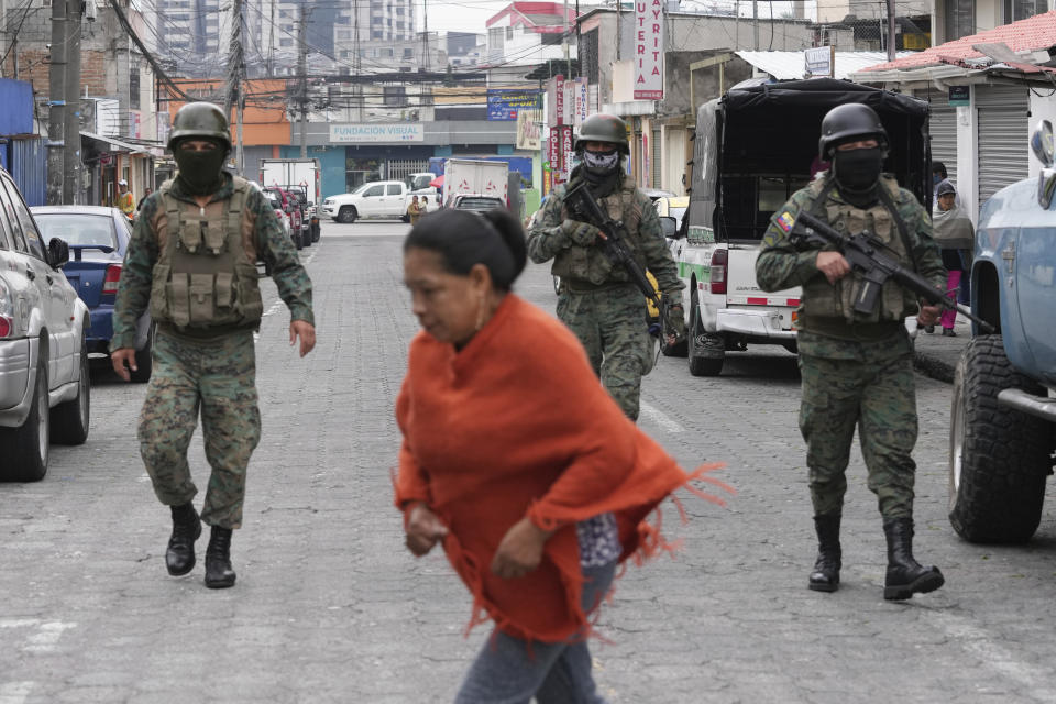 Soldados patrullan el perímetro de la prisión de Inca durante el estado de emergencia en Quito, Ecuador, el martes 9 de enero de 2024, tras la aparente fuga de un poderoso líder de una pandilla de la cárcel. El presidente Daniel Noboa decretó el lunes estado de emergencia nacional, una medida que permite a las autoridades suspender los derechos de las personas y movilizar a los militares en lugares como las cárceles. El gobierno también impuso un toque de queda desde las 23:00 horas hasta las 5:00 AM. (Foto AP/Dolores Ochoa)